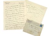 Deux vieilles lettres sont posées l'une à côté de l'autre sur une surface blanche