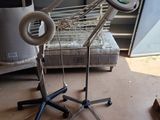 une lampe posée sur une table