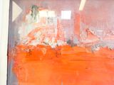 un tableau représentant une orange accroché au mur d'une pièce