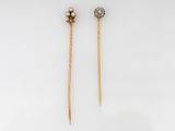 une paire de boucles d'oreilles en or ornées de perles et de diamants