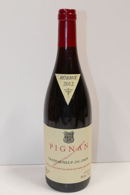 une bouteille de vin posée sur une table