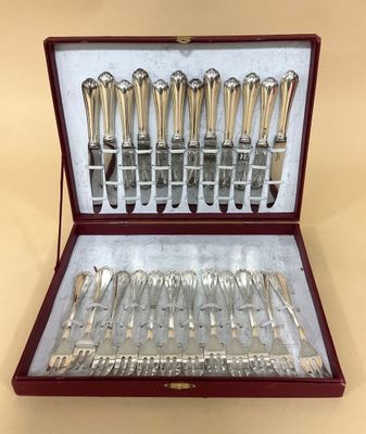 des couverts dans un coffret en bois contenant des couverts