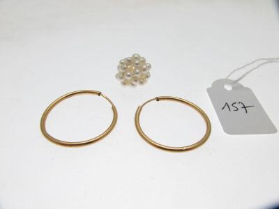 deux paires de boucles d'oreilles créoles en or ornées de perles, avec leur étiquette de prix