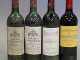 trois bouteilles de vin rouge sont alignées sur une table