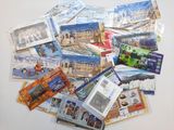 une pile de cartes postales posée sur une surface blanche