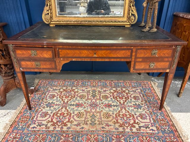 Bureau plat en bois de placage marqueté de style Louis XVI, ouvra...