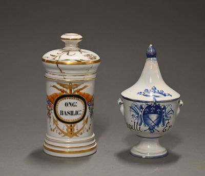 two vases that are sitting next to each other