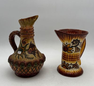 deux vases décorés, placés l'un à côté de l'autre