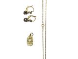 une photo représentant un collier, une boucle d'oreille et une bague sur fond blanc