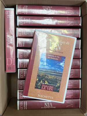 des livres dans une boîte en carton avec une image de ville en arrière-plan