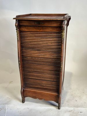 une vieille armoire en bois surmontée de volets