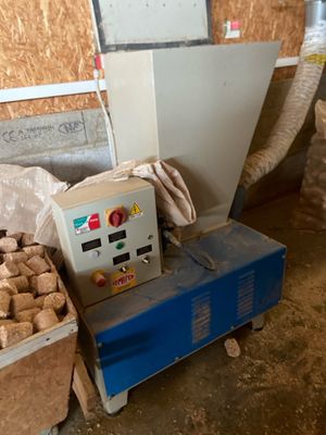 une machine posée à côté d'un tas de noix