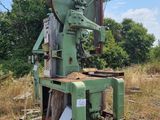 une vieille machine qui est garée au milieu d'un champ