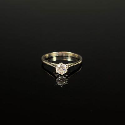 gros plan d'une bague en diamant sur une surface noire
