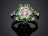 une bague Art déco sertie d'un groupe de diamants et d'émeraudes