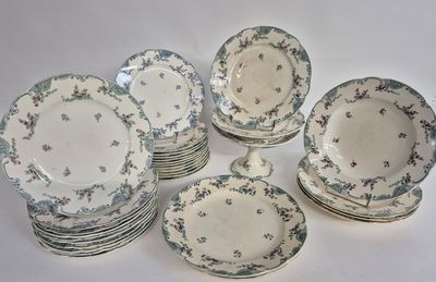 un grand nombre d'assiettes posées sur une table