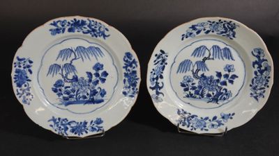 deux assiettes bleues et blanches ornées de fleurs et d'oiseaux