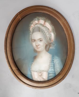 portrait d'une dame en robe bleue et coiffée d'un bonnet, dans un cadre doré
