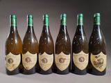 six bouteilles de vin sont alignées sur une table