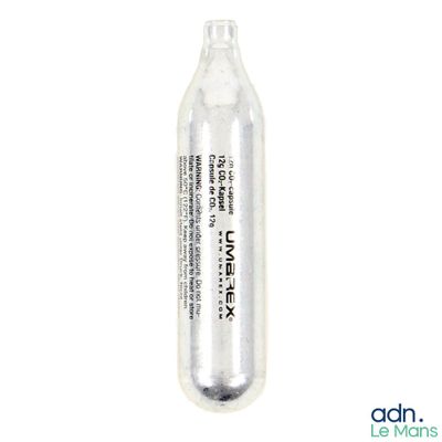 une image montrant un gros plan d'une bouteille contenant un liquide sur fond blanc