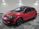 une voiture rouge est garée dans une pièce au sol en damier