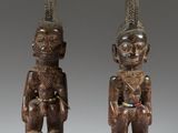 deux figurines en bois sculptées représentant un homme et une femme