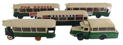 quatre petits bus verts et blancs sont alignés sur une surface blanche