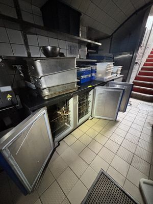 1 tour réfrigéré 3 portes avec plan de travail marbre à doss…