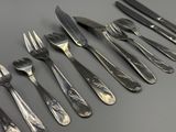 beaucoup de fourchettes et de cuillères sur la table