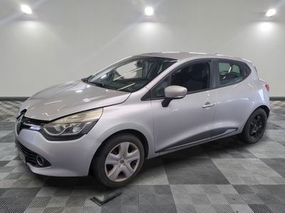 la voiture argentée est garée dans le garage sur un sol en damier