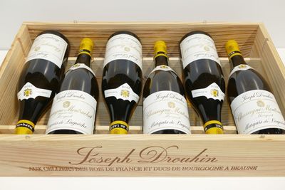 six bouteilles de vin dans un coffret en bois