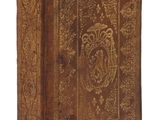 un vieux livre dont la couverture est ornée d'un motif décoratif