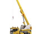 une grue jaune attelée à un camion jaune