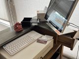 un bureau équipé d'un ordinateur et d'un clavier