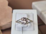 une bague qui se trouve dans une boîte sur une table