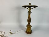 une lampe posée sur une table à côté d'un verre