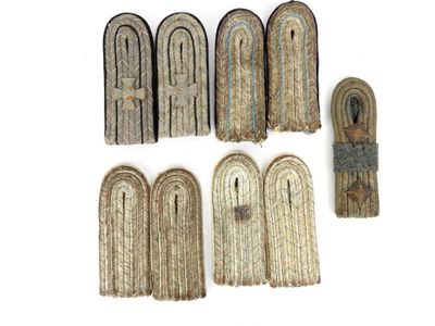 plusieurs morceaux de tissu sont disposés en rangée sur une surface blanche