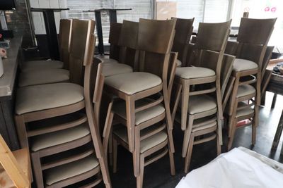 un grand nombre de chaises dans une pièce