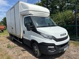 Le camion blanc est garé sur le bord de la route.
