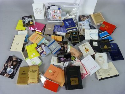 une pile de livres posée sur une table