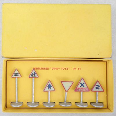cinq panneaux de signalisation miniatures dans une boîte jaune