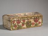 une petite boîte en bois ornée d'un motif floral