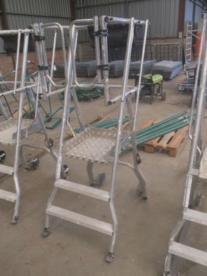 beaucoup de chaises qui sont entreposées dans un entrepôt