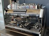 une machine à café posée sur le plan de travail d'une cuisine