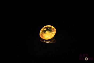 un saphir jaune sur un fond noir