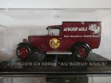 un camion rouge exposé dans une vitrine