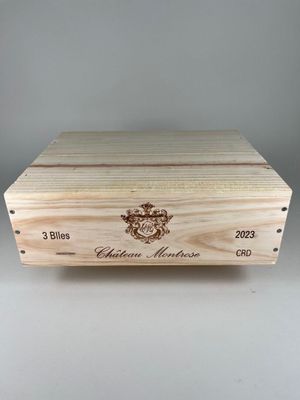 gros plan d'une boîte en bois portant un logo