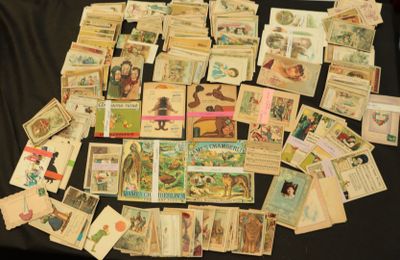 beaucoup de vieilles cartes postales posées sur une table noire