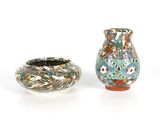 deux vases posés l'un à côté de l'autre sur une surface blanche