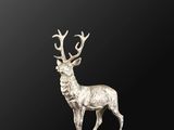 une figurine de cerf en argent sur fond noir